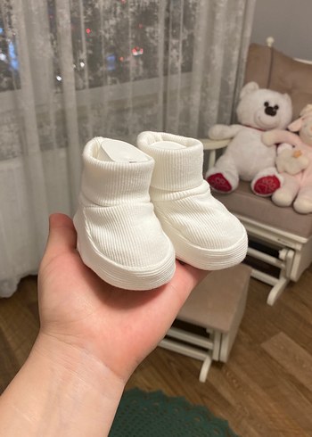 Beyaz Örgü Erkek Bebek Botu