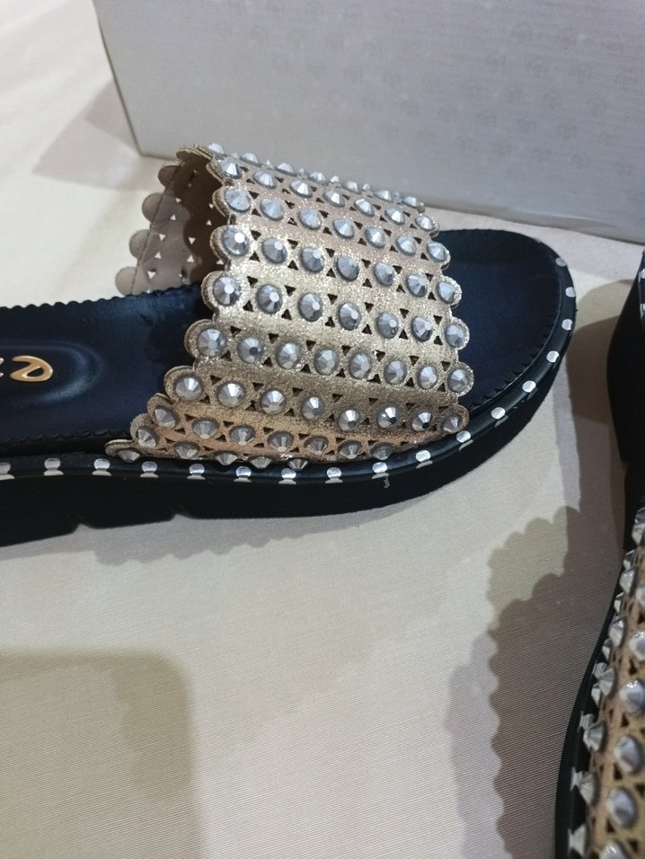 Boncuk Detaylı Altın Renkli Kadın Dolgu Topuk Terlik - Görsel 3