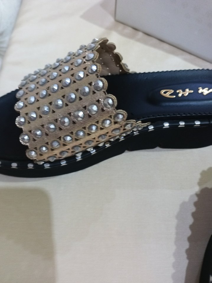 Boncuk Detaylı Altın Renkli Kadın Dolgu Topuk Terlik - Görsel 2