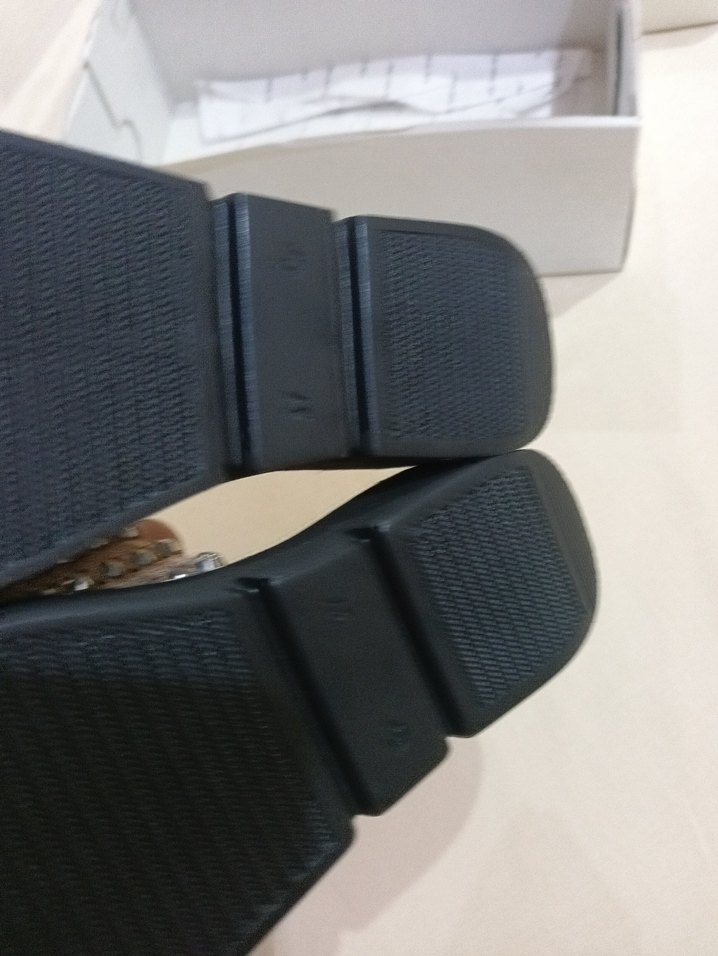 Boncuk Detaylı Altın Renkli Kadın Dolgu Topuk Terlik - Görsel 4