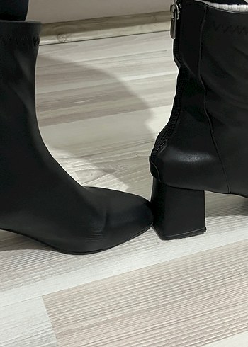 Kadın Siyah Pliseli İnce Topuklu Bot - Görsel 2