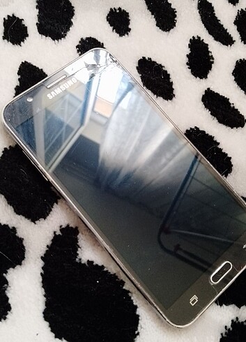 Samsung Galaxy J7 cep telefonu 