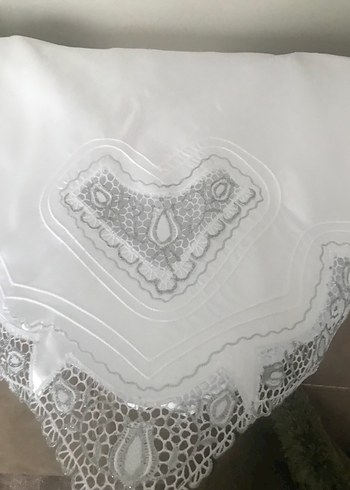 İşlemeli Beyaz Parlak Bohça - Görsel 3