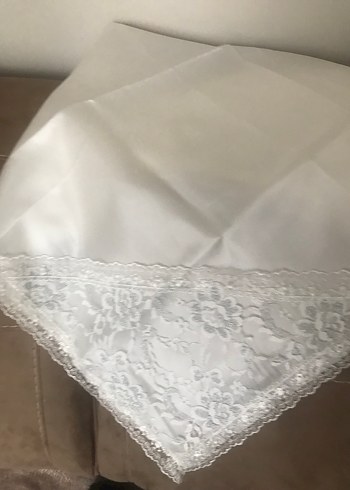 İşlemeli Beyaz Parlak Bohça - Görsel 2