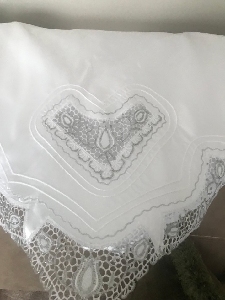 İşlemeli Beyaz Parlak Bohça - Görsel 3