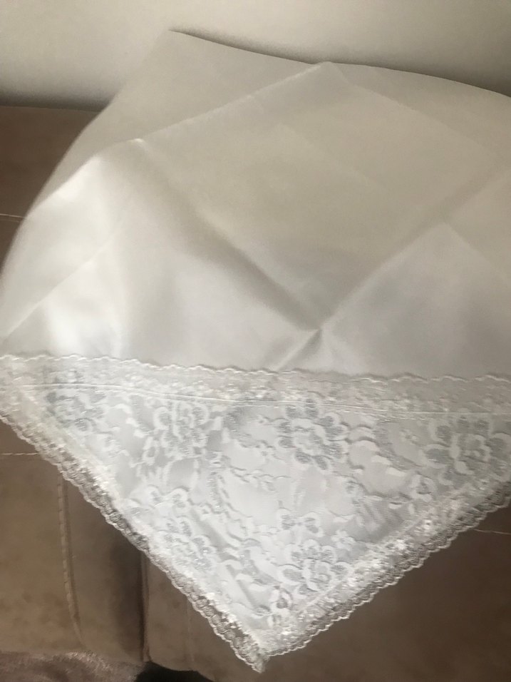 İşlemeli Beyaz Parlak Bohça - Görsel 2