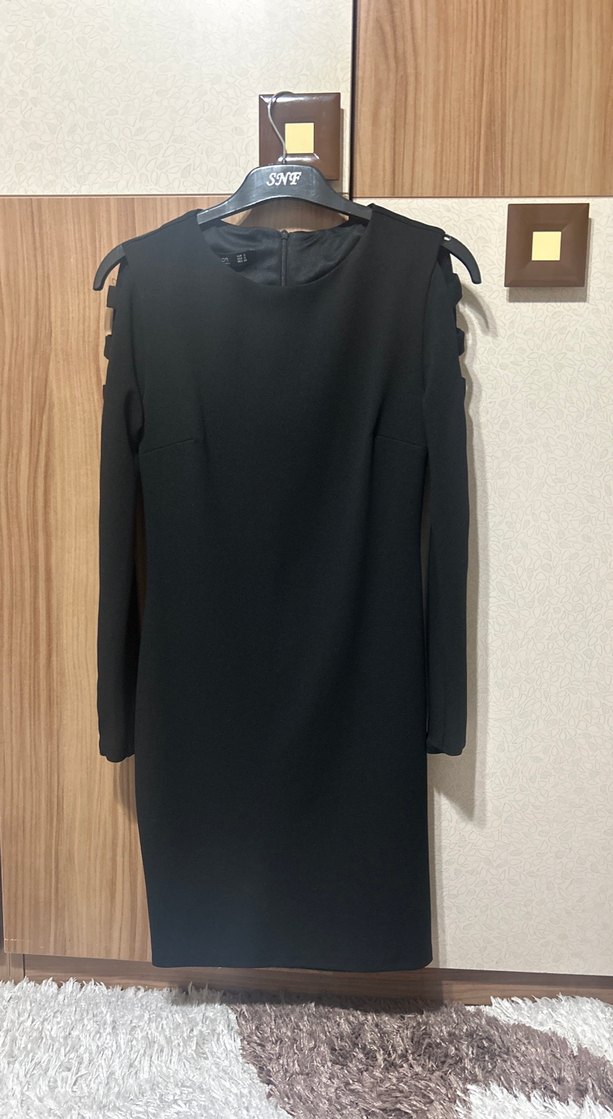 Siyah Yüksek Yakalı Uzun Kollu Midi Elbise - Görsel 2