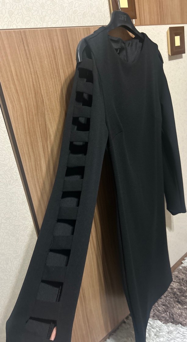 Siyah Yüksek Yakalı Uzun Kollu Midi Elbise - Görsel 3