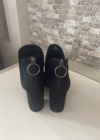 Bershka Siyah Süet Tokalı Topuklu Bot - Görsel 3