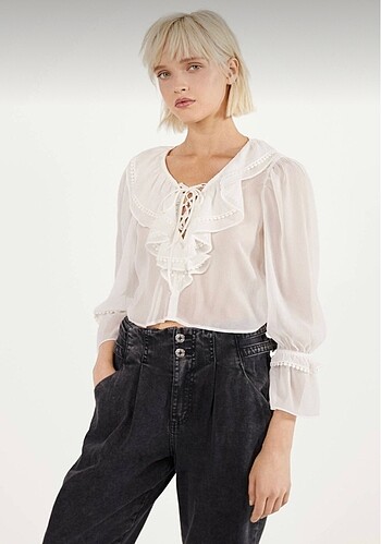 BERSHKA fırfırlı ve dantelli şeritli gömlek bluz
