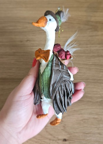 Şapkalı ve Çiçekli Beyaz Ördek Biblosu - Görsel 4