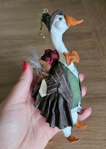 Şapkalı ve Çiçekli Beyaz Ördek Biblosu - Görsel 2