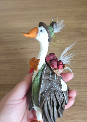 Şapkalı ve Çiçekli Beyaz Ördek Biblosu - Görsel 3