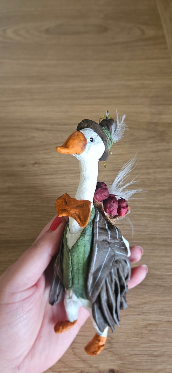 Şapkalı ve Çiçekli Beyaz Ördek Biblosu - Görsel 5