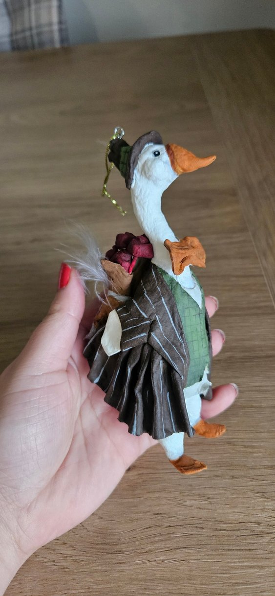 Şapkalı ve Çiçekli Beyaz Ördek Biblosu - Görsel 2