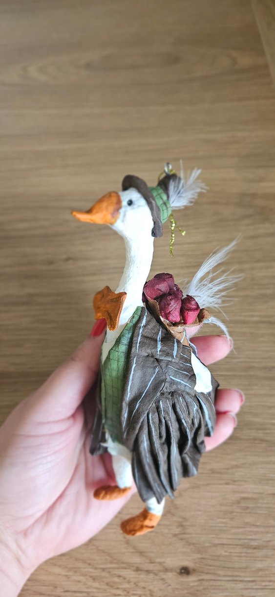 Şapkalı ve Çiçekli Beyaz Ördek Biblosu - Görsel 3