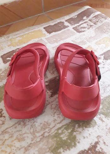 Kız Çocuk Kırmızı Tokalı Terlik - Görsel 3