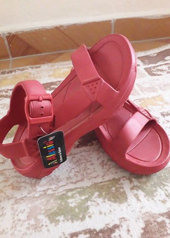 Kız Çocuk Kırmızı Tokalı Terlik - Görsel 2