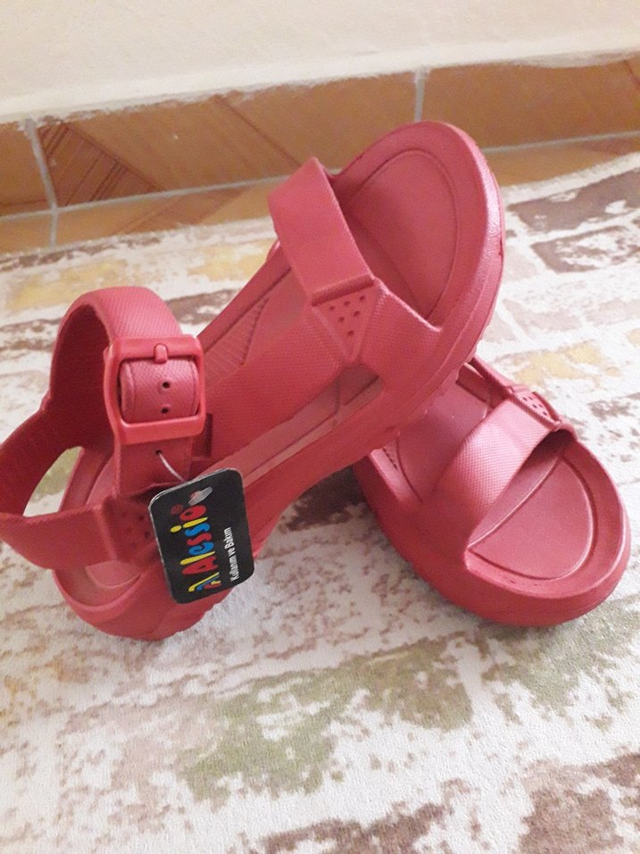 Kız Çocuk Kırmızı Tokalı Terlik - Görsel 2