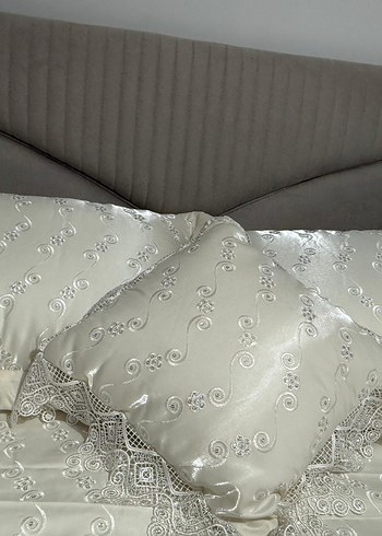İşlemeli Beyaz Parlak Yatak Örtüsü - Görsel 5