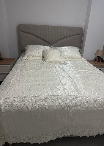 İşlemeli Beyaz Parlak Yatak Örtüsü - Görsel 4