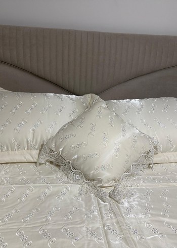 İşlemeli Beyaz Parlak Yatak Örtüsü - Görsel 6