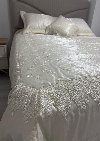 İşlemeli Beyaz Parlak Yatak Örtüsü - Görsel 9