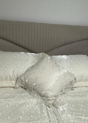 İşlemeli Beyaz Parlak Yatak Örtüsü - Görsel 3