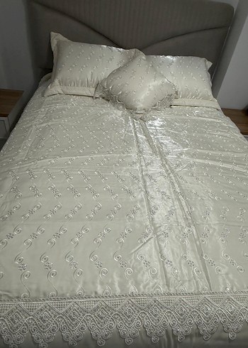 İşlemeli Beyaz Parlak Yatak Örtüsü - Görsel 2