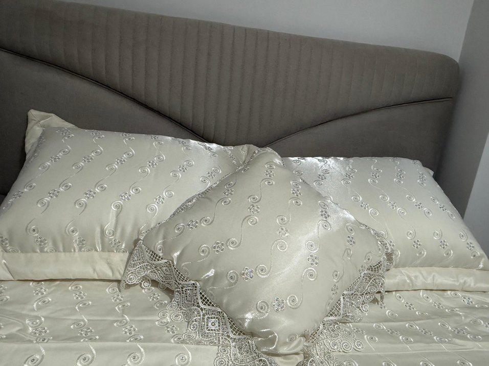 İşlemeli Beyaz Parlak Yatak Örtüsü - Görsel 5