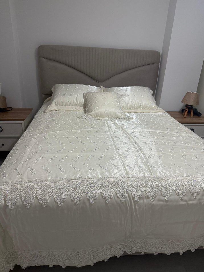İşlemeli Beyaz Parlak Yatak Örtüsü - Görsel 4