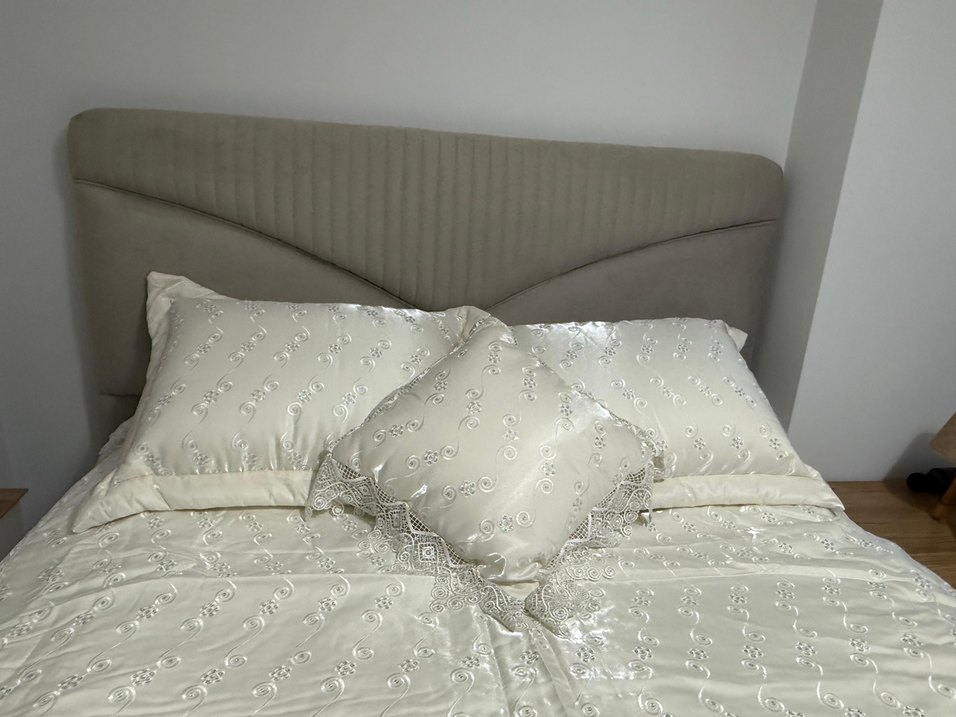 İşlemeli Beyaz Parlak Yatak Örtüsü - Görsel 3