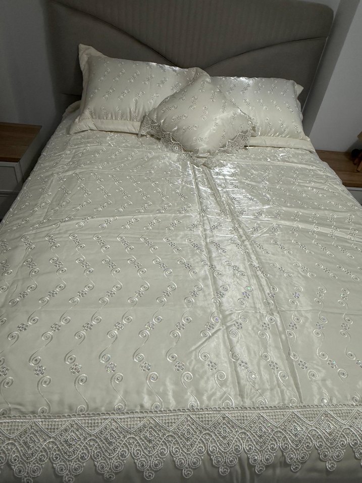 İşlemeli Beyaz Parlak Yatak Örtüsü - Görsel 2