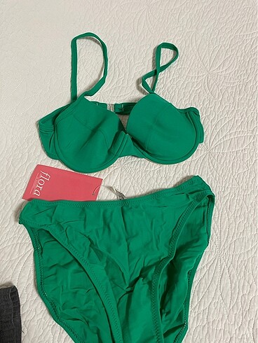 Etiketli bikini takımı