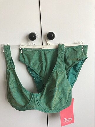 Flora markalı etiketli bikini