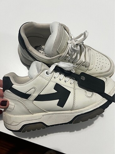 Off white sneaker