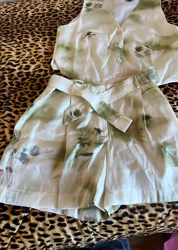 38 Beden beyaz Renk Kolsuz Düğmeli Mini Jumpsuit takım