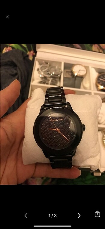 Siyah iç parlak taşlı saat