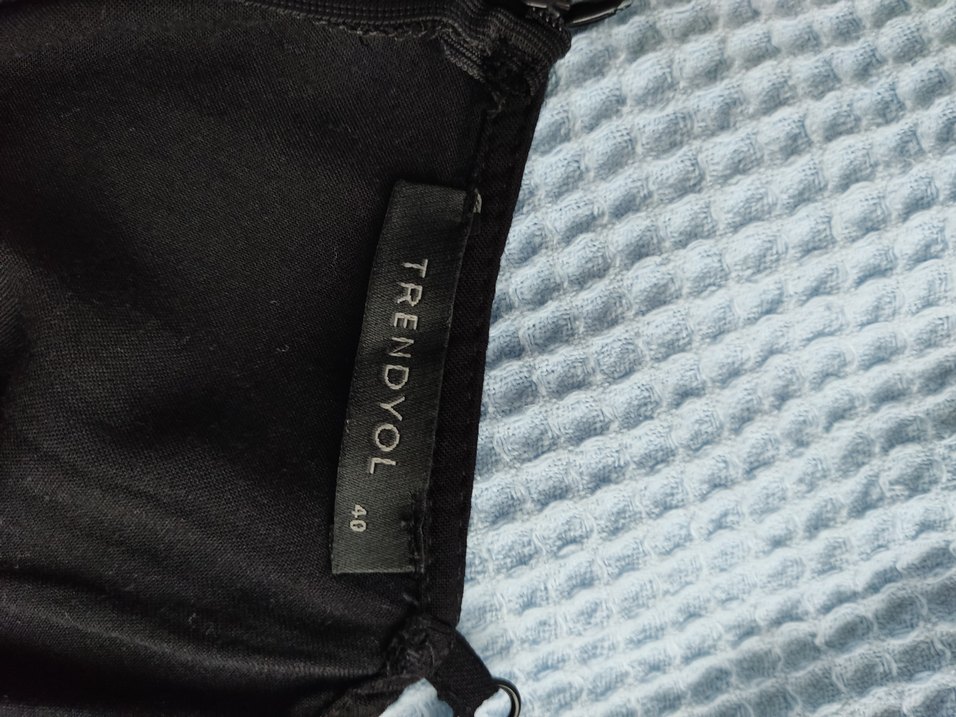 Siyah Dekolteli Elbise - Görsel 3