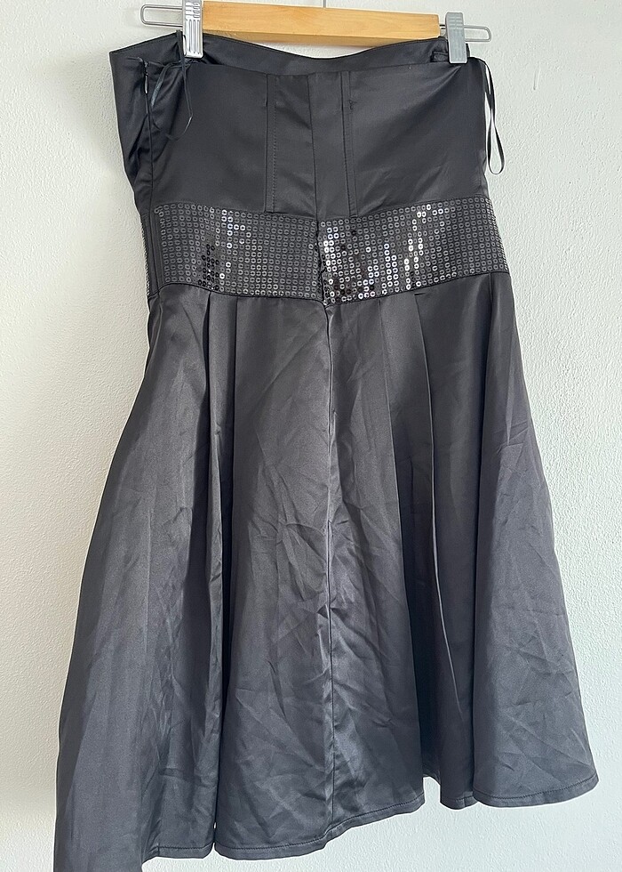 Saten straplez kısa elbise - Görsel 3