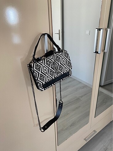 Yves Saint Laurent Zebra desenli kol çantası