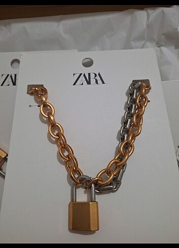  Beden Zara marka etiketli kilit detaylı kolye