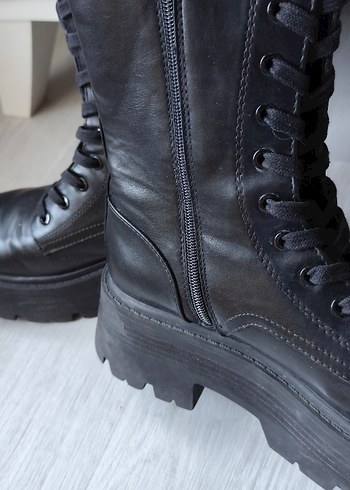 39 Beden PULL AND BEAR BAĞCIKLI UZUN PUNK BOT YÜKSEK TABAN KİLLSTAR