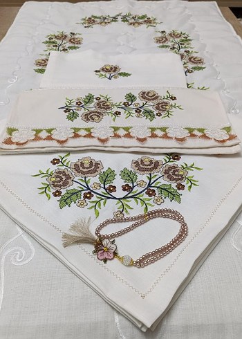 Beden beyaz Renk Nakışlı Çiçek Desenli seccade takımı