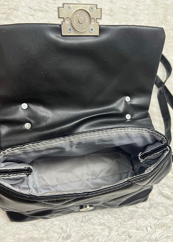 Zincir Detaylı Siyah DeriÇanta - Görsel 4