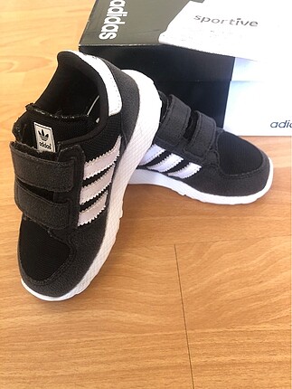 Adidas ayakkabı 23 numara faturalı kutulu