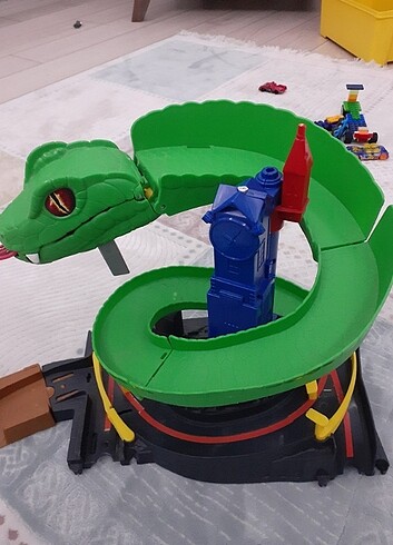 Hotwheels kobra macerasi Hot Wheels yılan geçidi 
