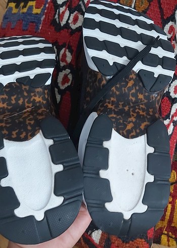 Nike İç dış deri kapalı alanda goyildi