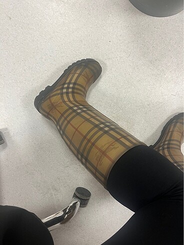 Burberry yağmur çizmesi