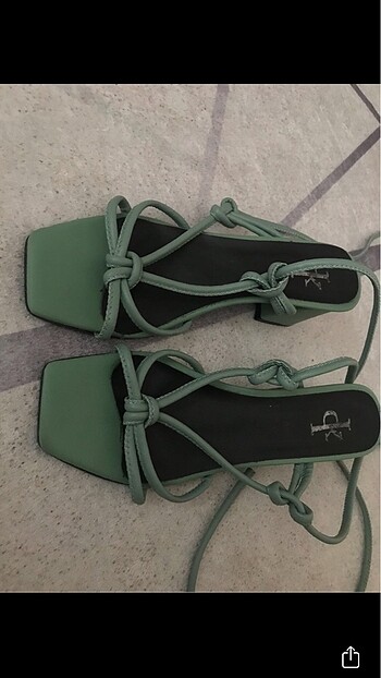 Yeşil topuklu bağlamalı sandalet